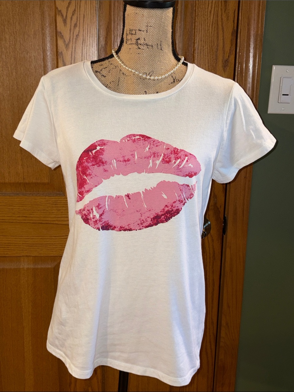 Bobbie Brooks woman’s sz MEDIUM White Tee Pink LIPS KISS Logo cute casual tops